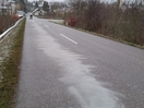 Ölspur auf Hohenzeller Bezirksstraße