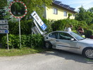 Aufräumarbeiten nach Verkehrsunfall