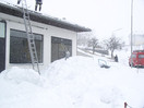 Einsturzgefährdetes Dach von Schnee befreit