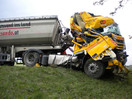 Schwerer Verkehrsunfall mit LKW auf B141