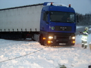 LKW-Bergung auf B141 nach Schneefällen